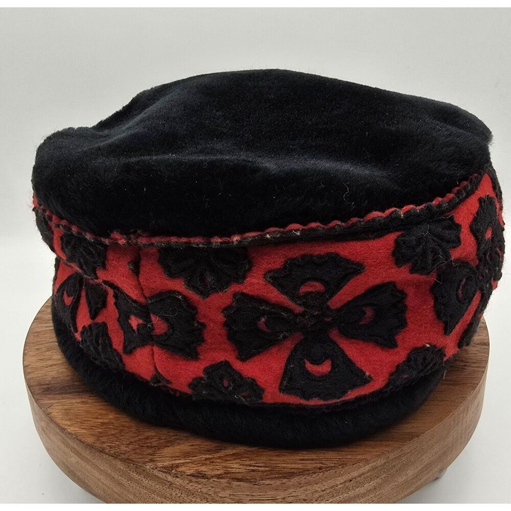 Elegant Black and Red Women's Hat - image 1